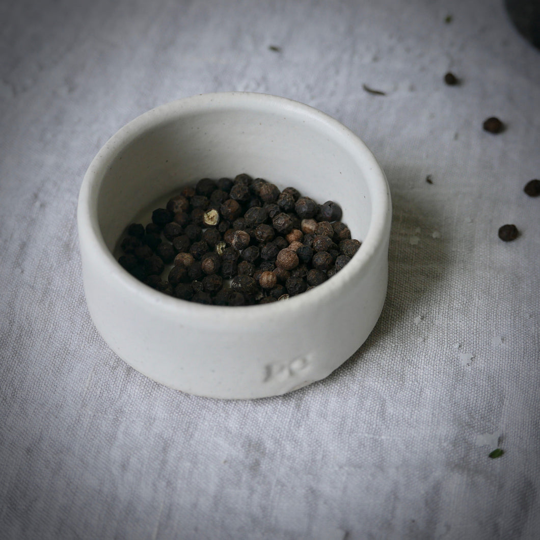 simple salt & pepper pot