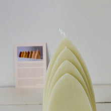 Load image into Gallery viewer, Sanne Hop beeswax candle without base ~ apple green